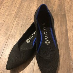 7.5 Black Pointed Flat - Rothy’s